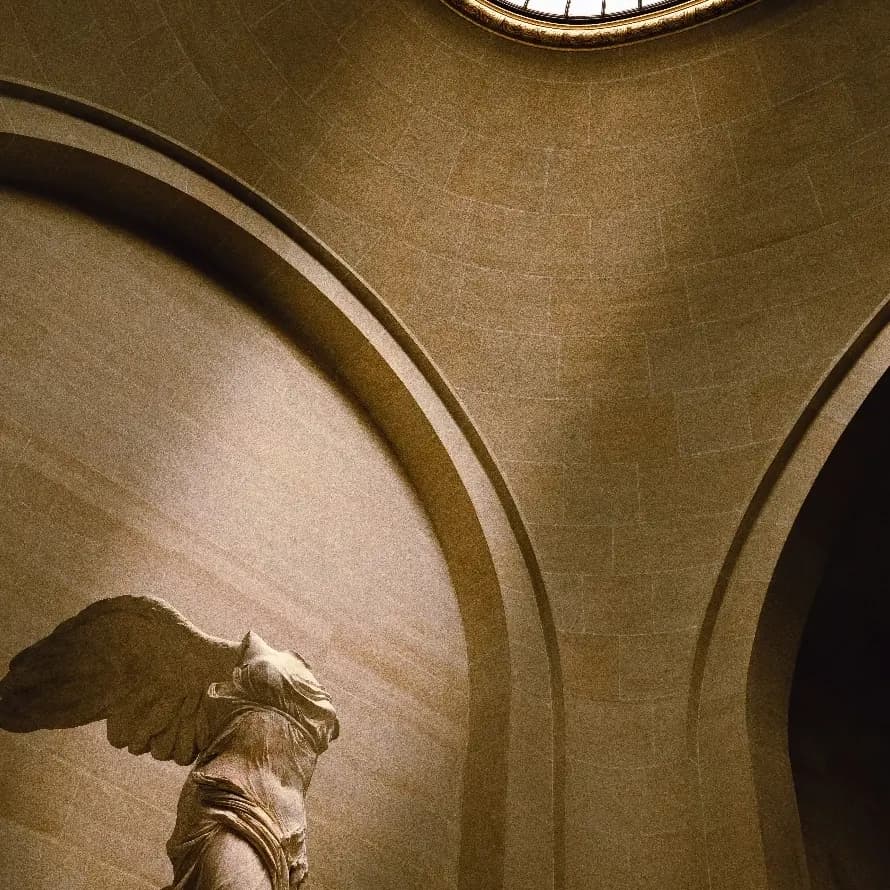 La Victoire de Samothrace dans l'escalier Daru