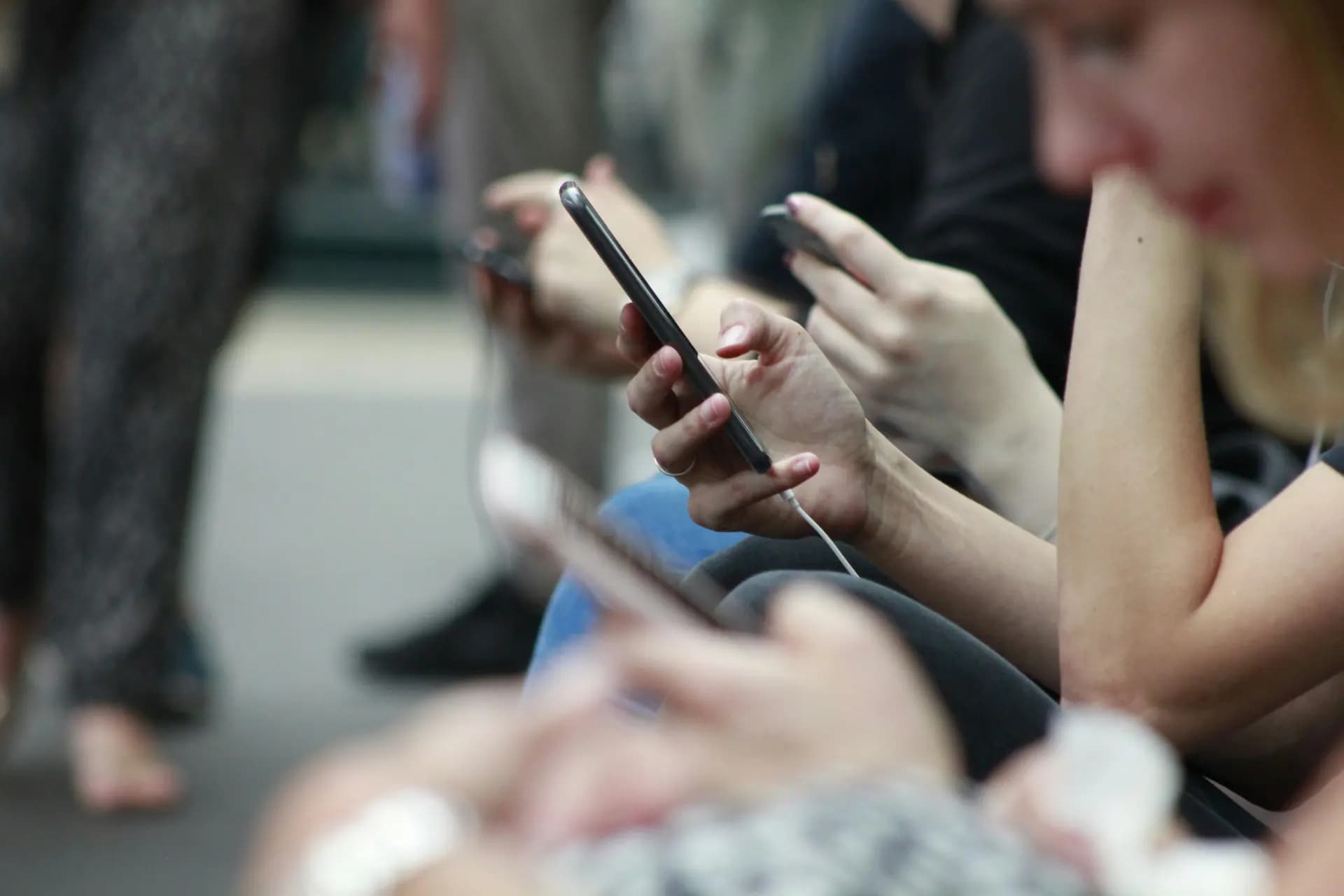 Mains tenant des smartphones dans une foule