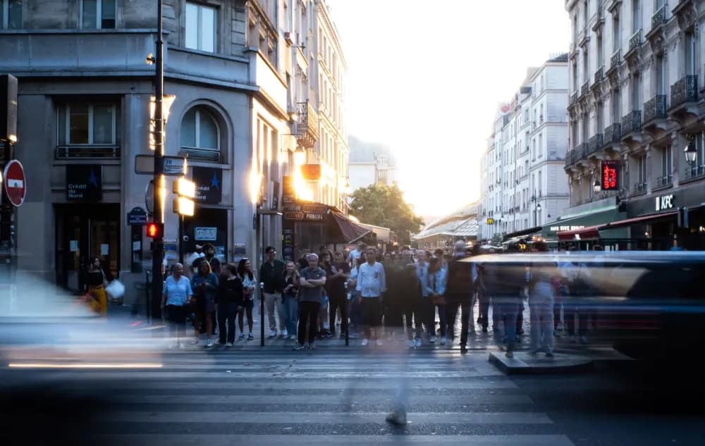 Rue parisienne au petit matin
